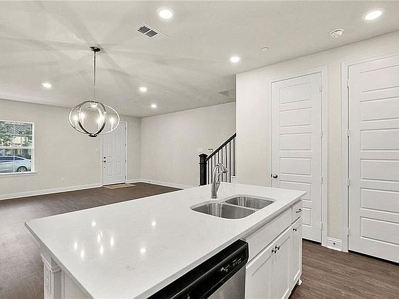 5th image of 295 Ferndale St