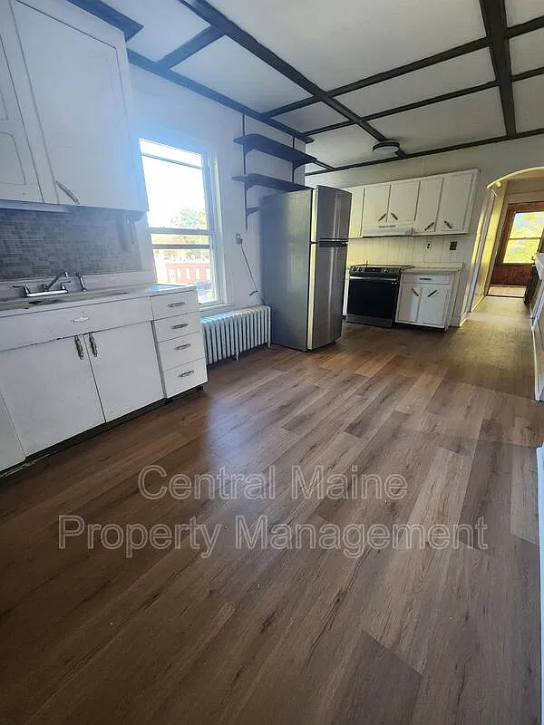 4 bed, 1.0 bath, $1,695 — Photo 4