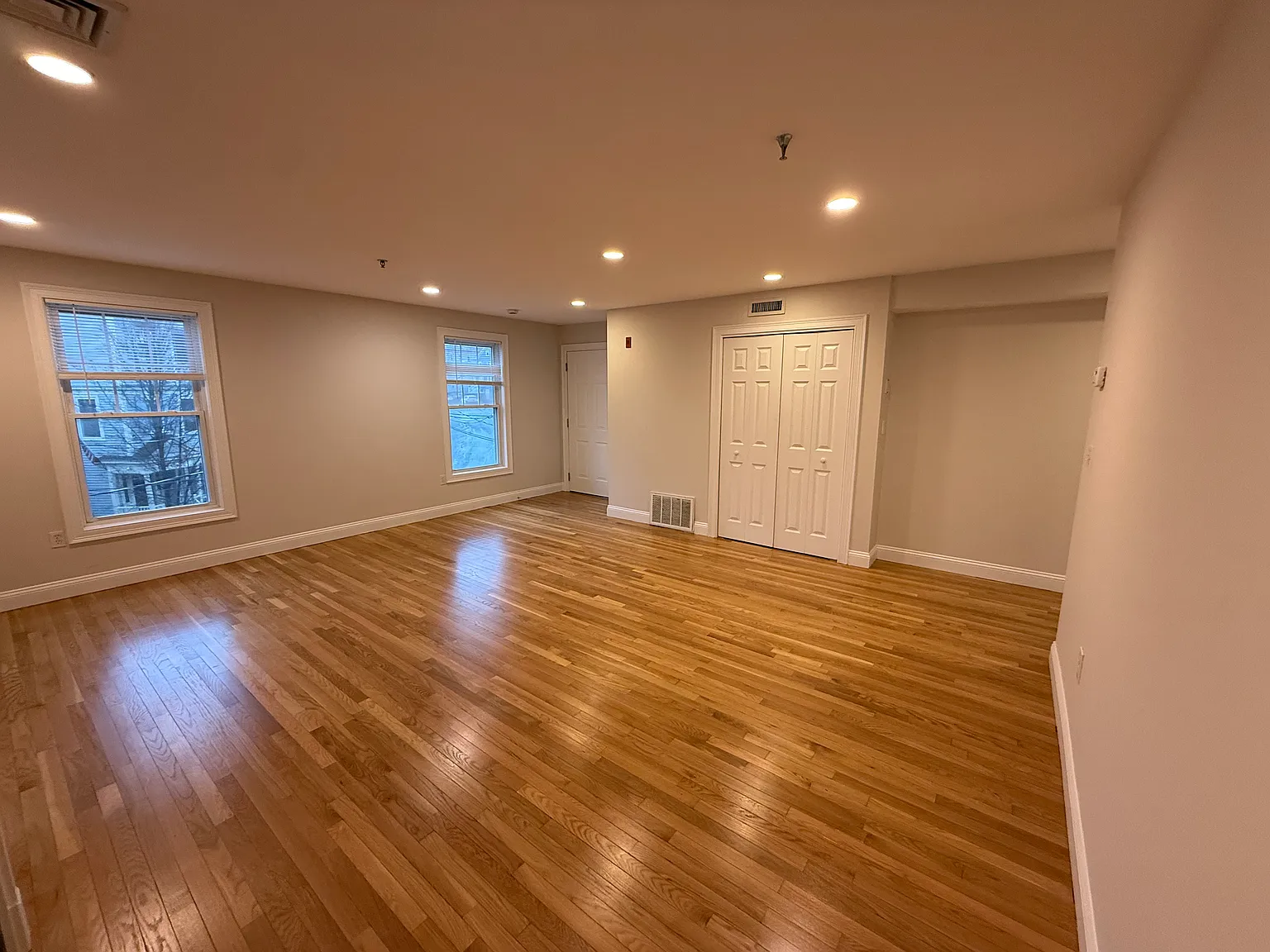 3 bed, 999 sqft, $5,800 — Photo 2