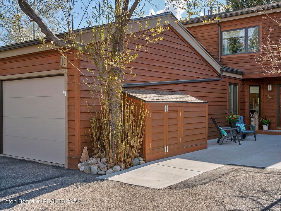 1st image of 310 E Sagebrush Dr