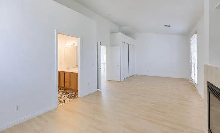 3 bed, 1381 sqft, $2,270 — Photo 2