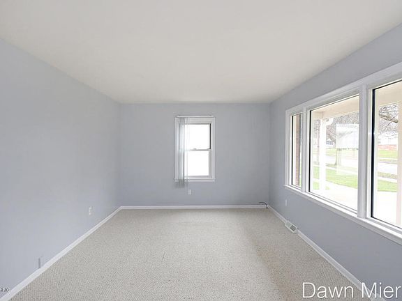 4th image of 1537 Benjamin Ave NE