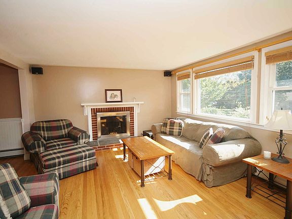 Living Room with fireplace