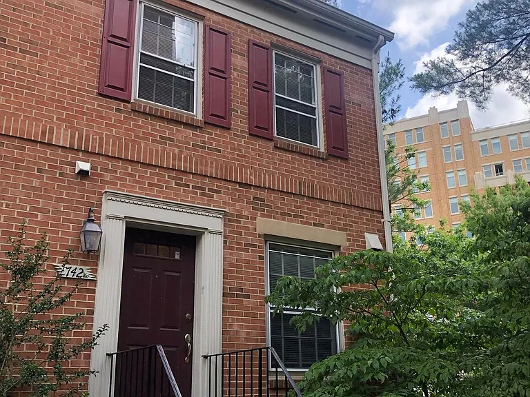 742 N Vermont St — Photo 2