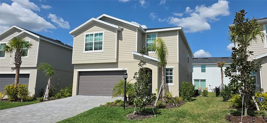 5 bed, 2.5 bath, 2215 sqft, $3,500 — Photo 2