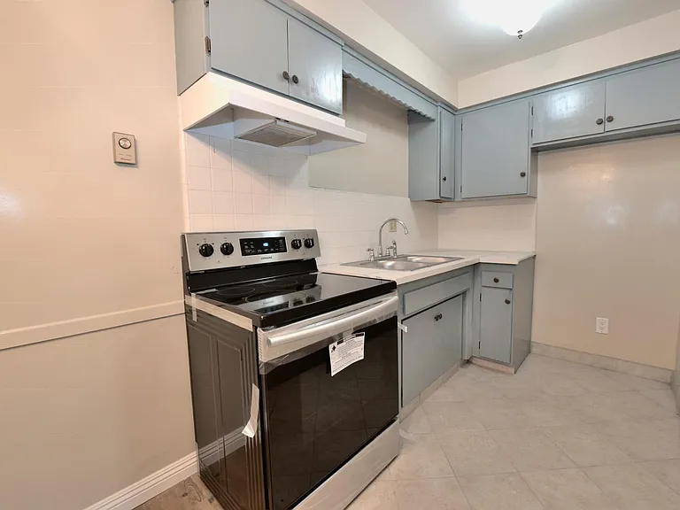 Fully Updated unit with In-unit Laundry, built-in cabinet, SS kitchen appliance + quartz countertop