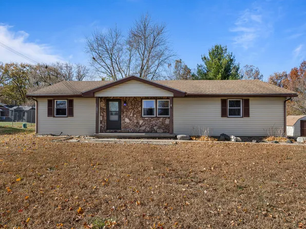 1201 Robin Rd, Mahomet, IL 61853