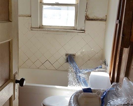 5th image of 814 E 2nd St