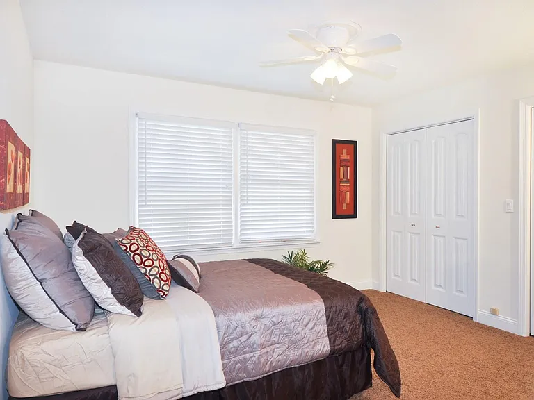 906 W Clark St — Photo 11
