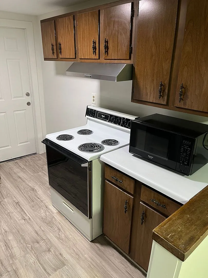 1 Bed 1 Bath Unit in Triplex | Charlotte Park — Photo 4