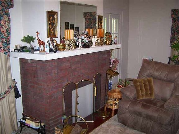 4th image of 411 S Fruitridge Ave