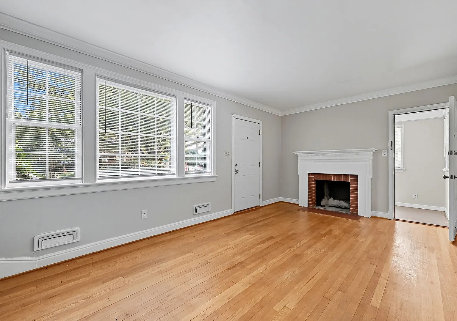 Cute 2 Bedrooms in the City's West End — Photo 4