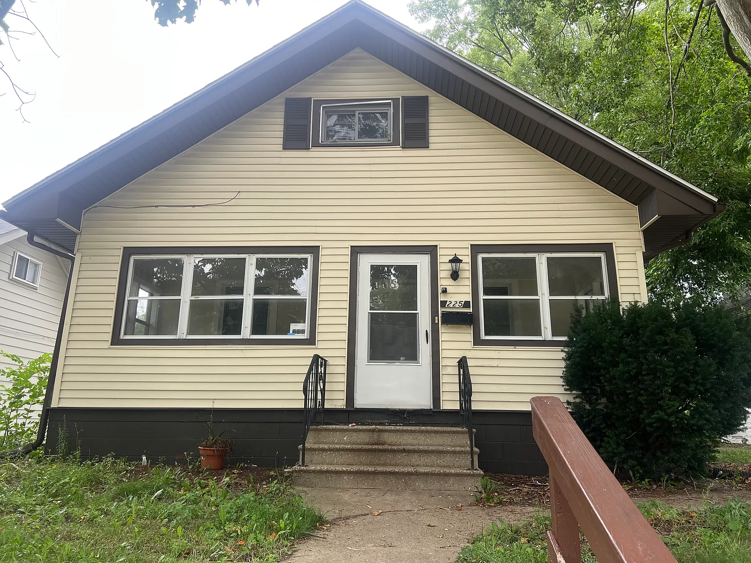 Inviting 3 Bedroom Home — Photo 2
