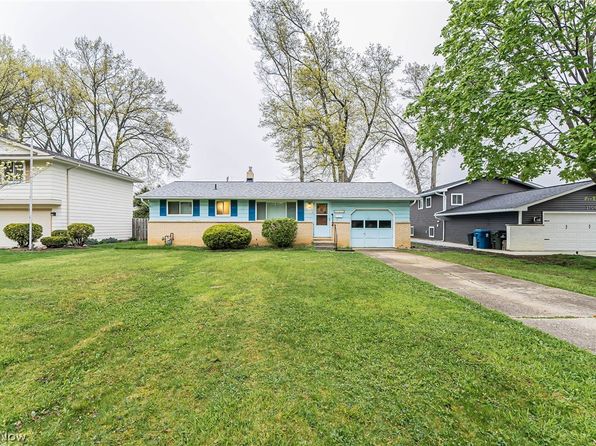 25070 Doe Dr, North Olmsted, OH 44070