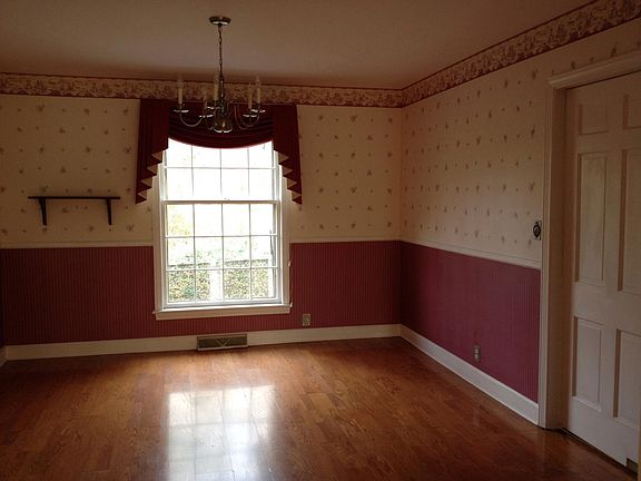 4th image of 812 University Pkwy