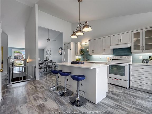 2nd image of 16 Erie Glen Cres