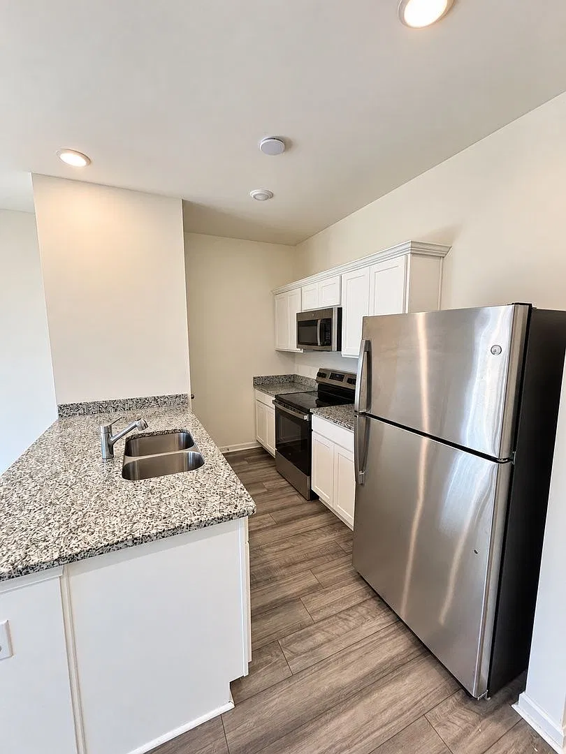 3 bed, 2.5 bath, 1175 sqft, $2,300 — Photo 3
