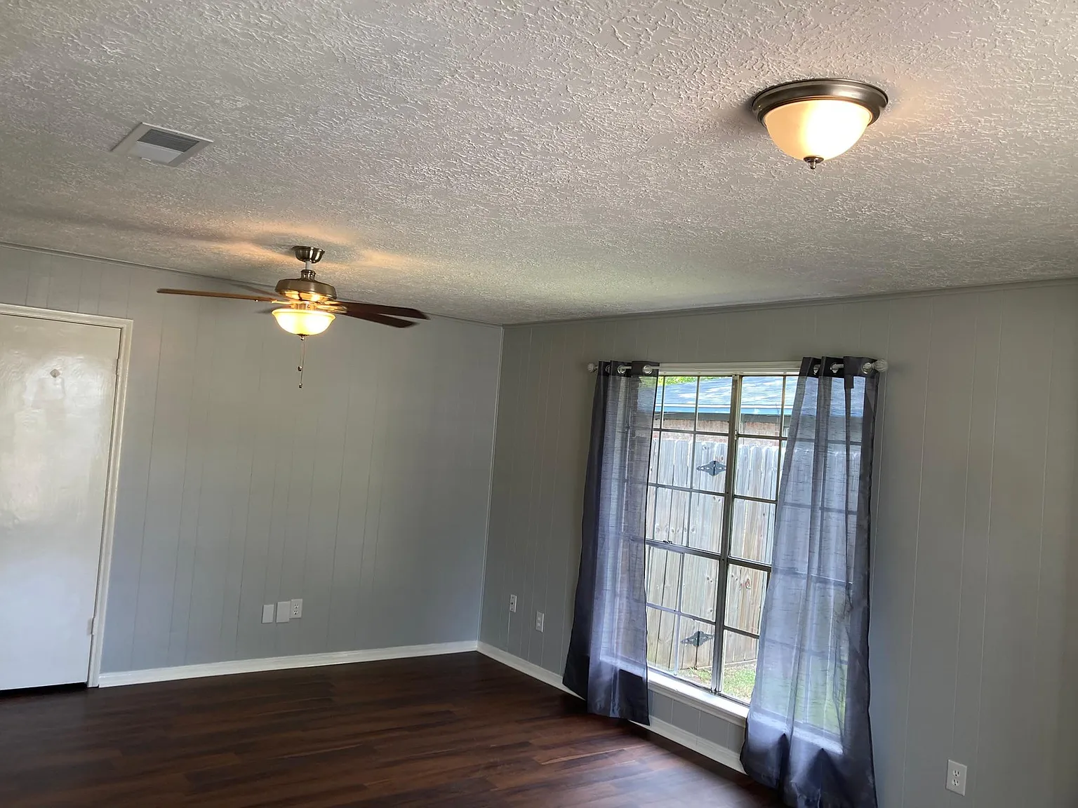 2112 N Austin Ave — Photo 2