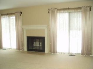 107 Aberdeen Ct, Geneva, IL 60134