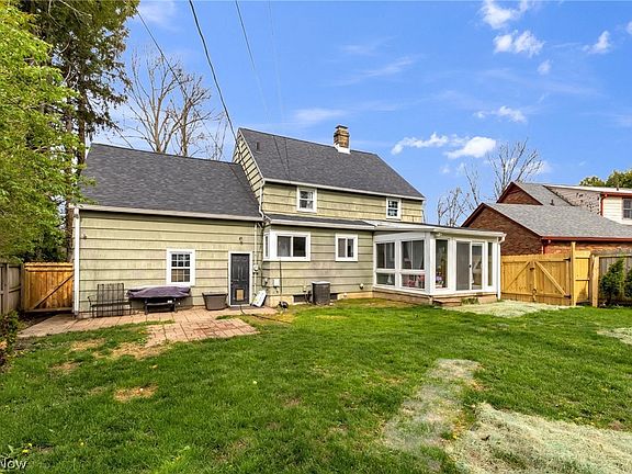 4th image of 379 Edgewood Rd
