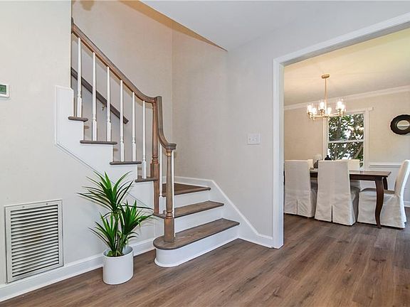 4th image of 1109 Buckingham Ave
