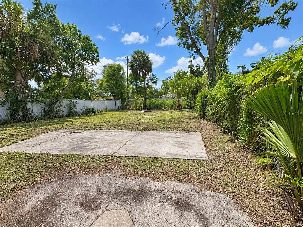 3 bed, 2.0 bath, 955 sqft, $2,050 — Photo 3