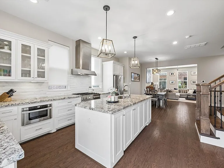 2913 Hicks St — Photo 2
