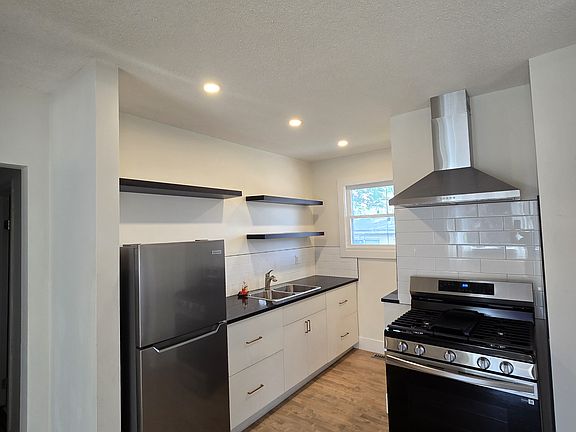 4th image of 614 21st Ave NE #A