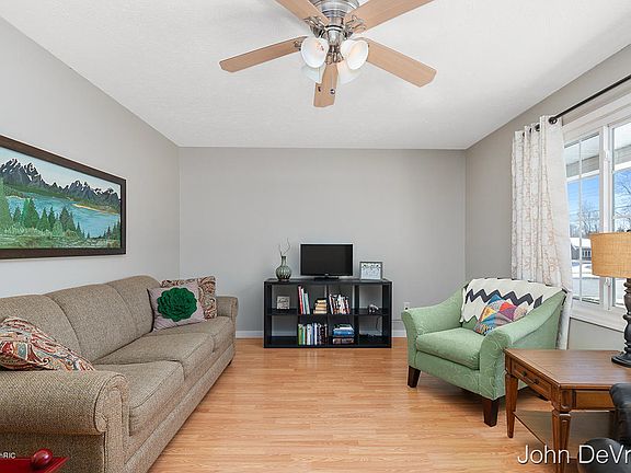 3rd image of 4814 Valley Ave