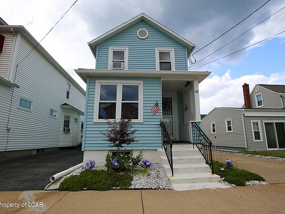 2nd image of 32 Jay St