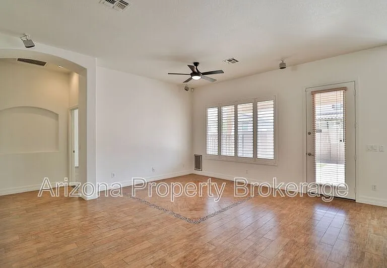 715 E Orchid Ln — Photo 8