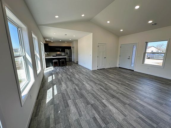4th image of 715 Cherry Ln