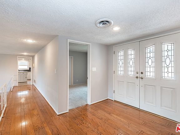 4th image of 209 E Burke Dr