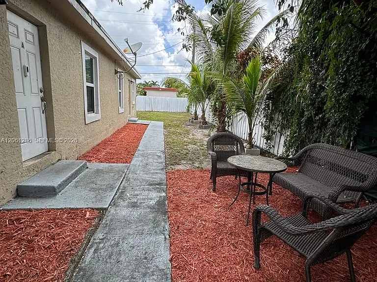 728 SW 6th St #2 — Photo 2