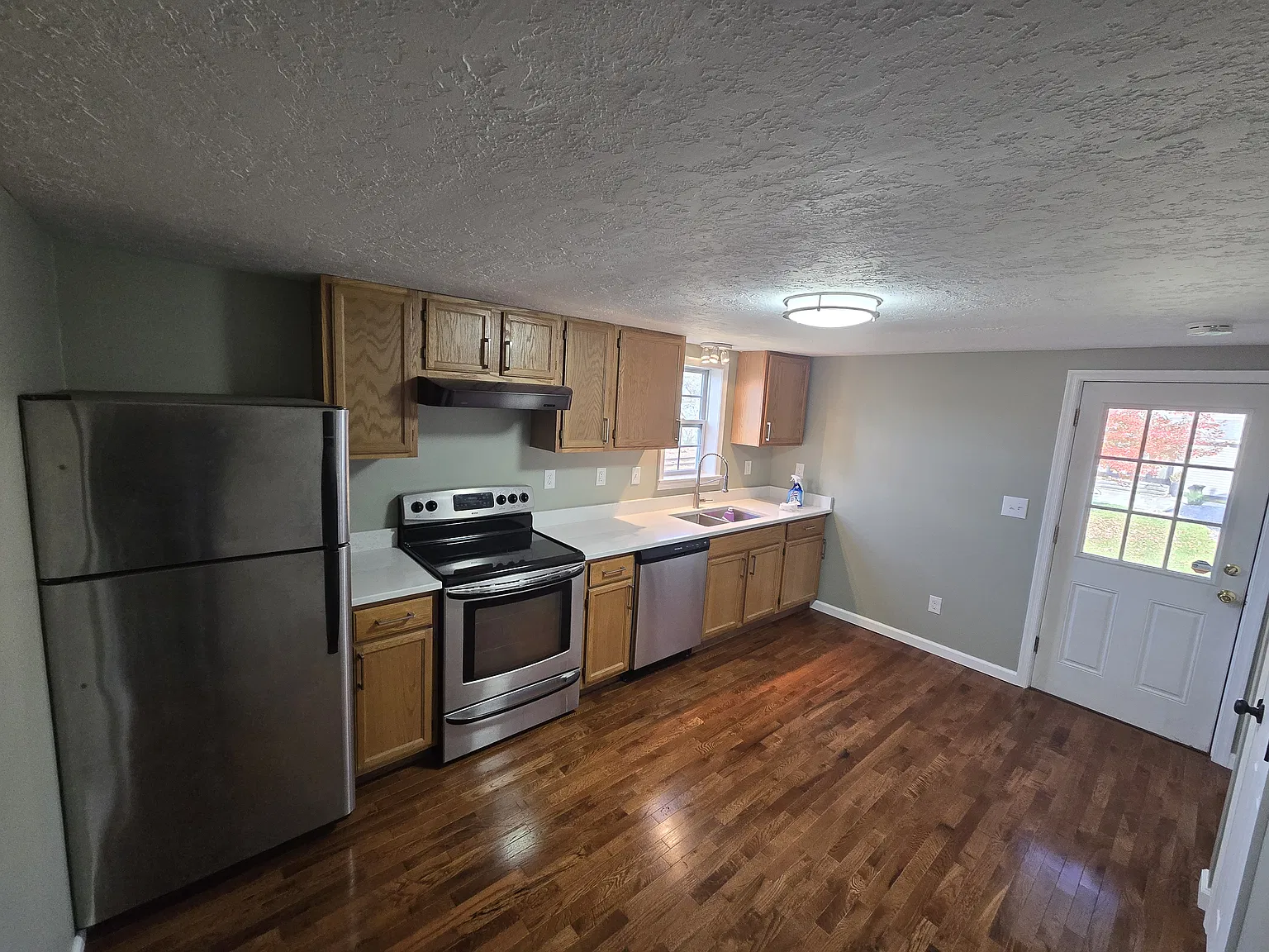 3 bed, 1.5 bath, 1300 sqft, $2,500 — Photo 2