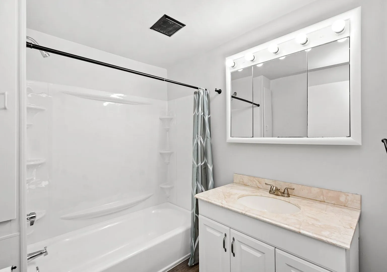 Score 1st Month's Rent Free If Signed By September 4! Gorgeous 2 Bedroom House In West Mifflin Av... — Photo 2