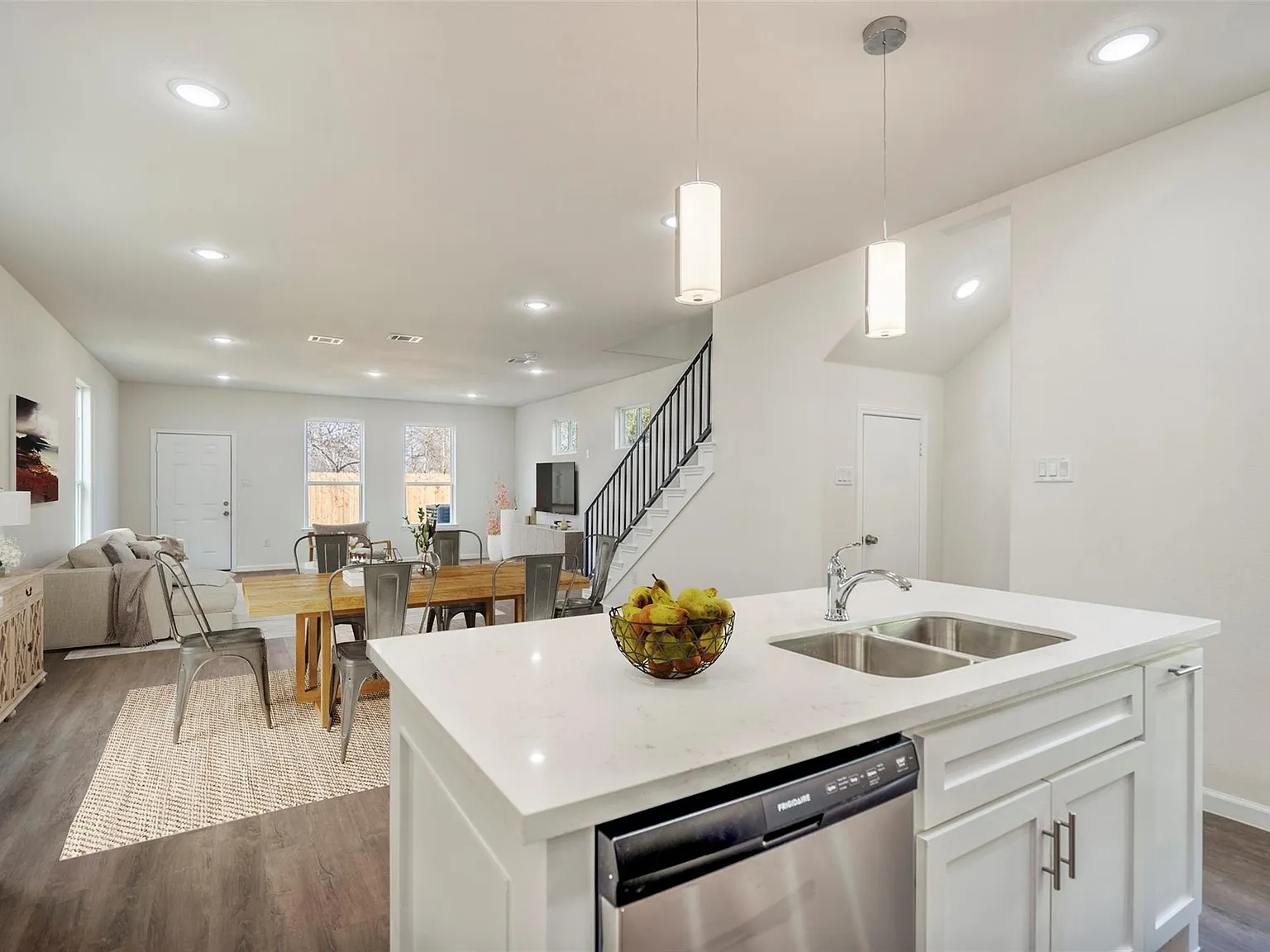 3 bed, 2.5 bath, 1885 sqft, $2,095 — Photo 2