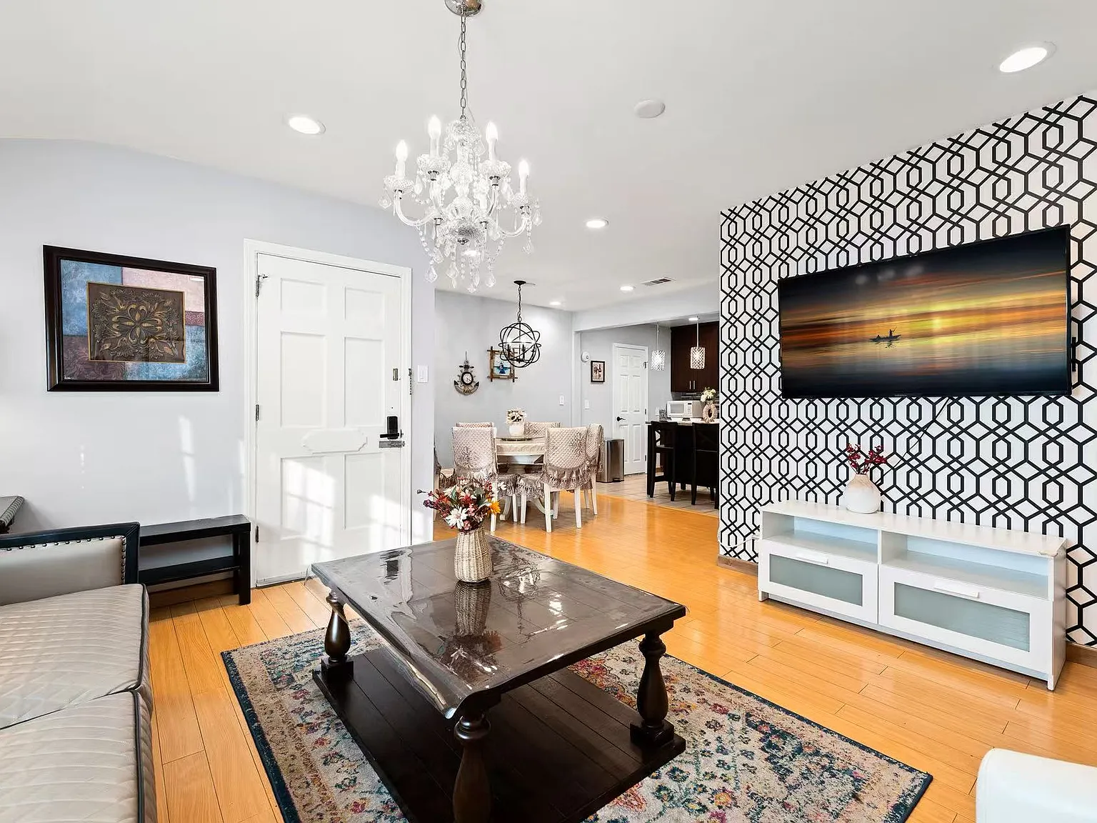 3 bed, 1007 sqft, $4,100 — Photo 2