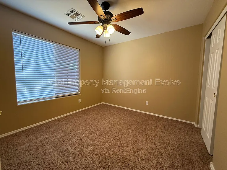 914 E Christine Pl — Photo 24