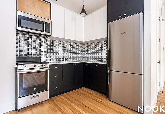 3rd image of 887 Lexington Ave #2L