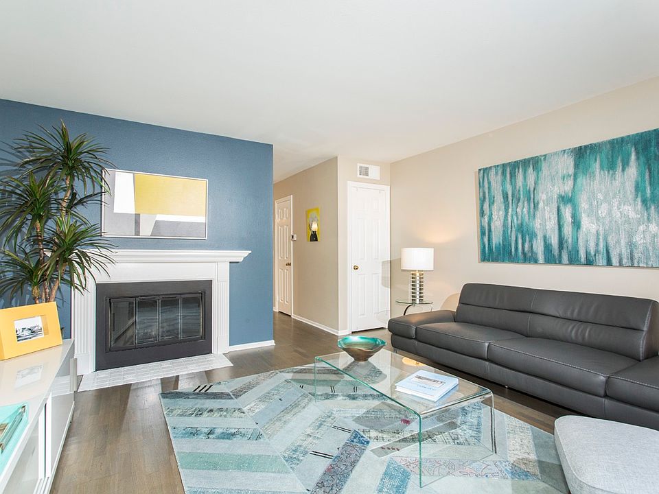 Living Room w/fireplace