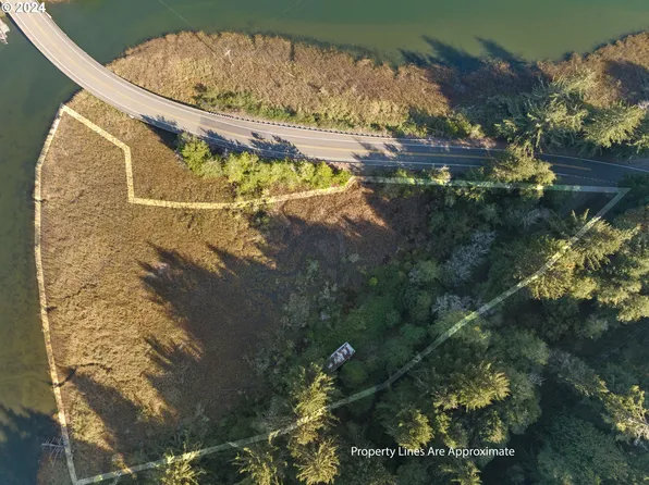 181 Kingfisher Ln, Reedsport, OR 97467