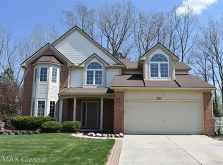 201 Columbia Dr, South Lyon, MI 48178