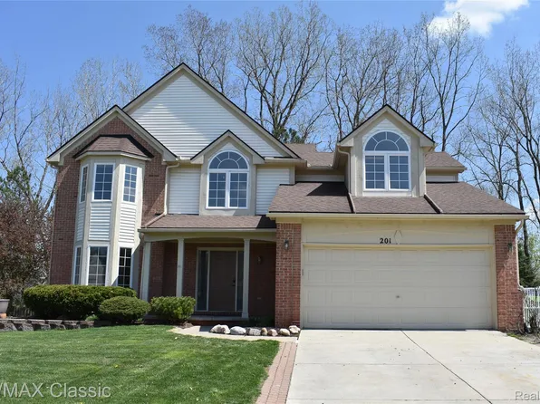 201 Columbia Dr, South Lyon, MI 48178