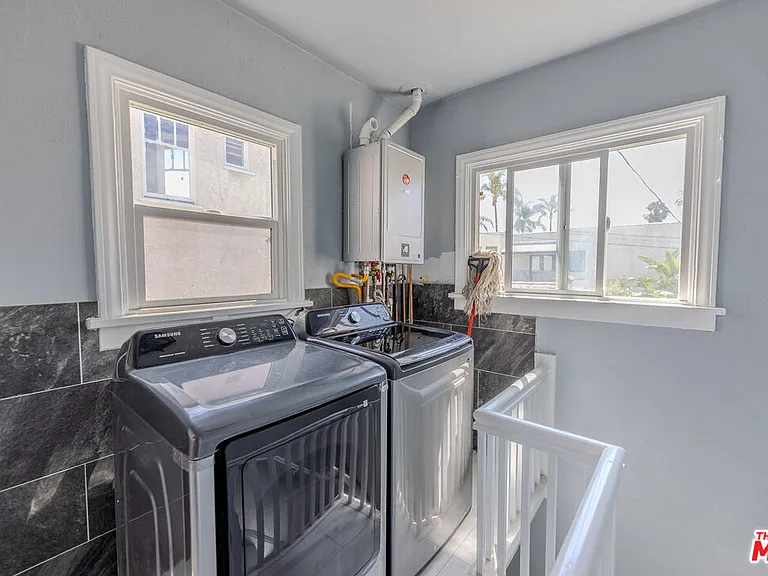 1067 S Sycamore Ave — Photo 30