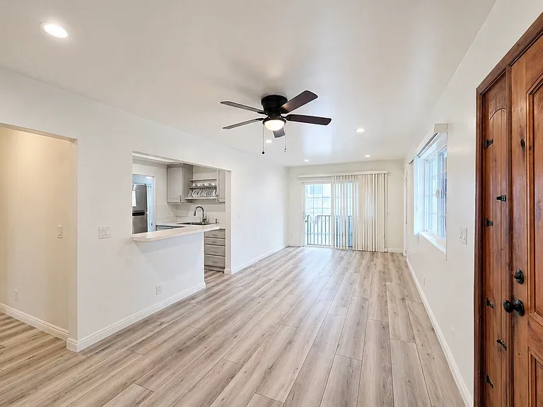 1084 Walnut Ave — Photo 2