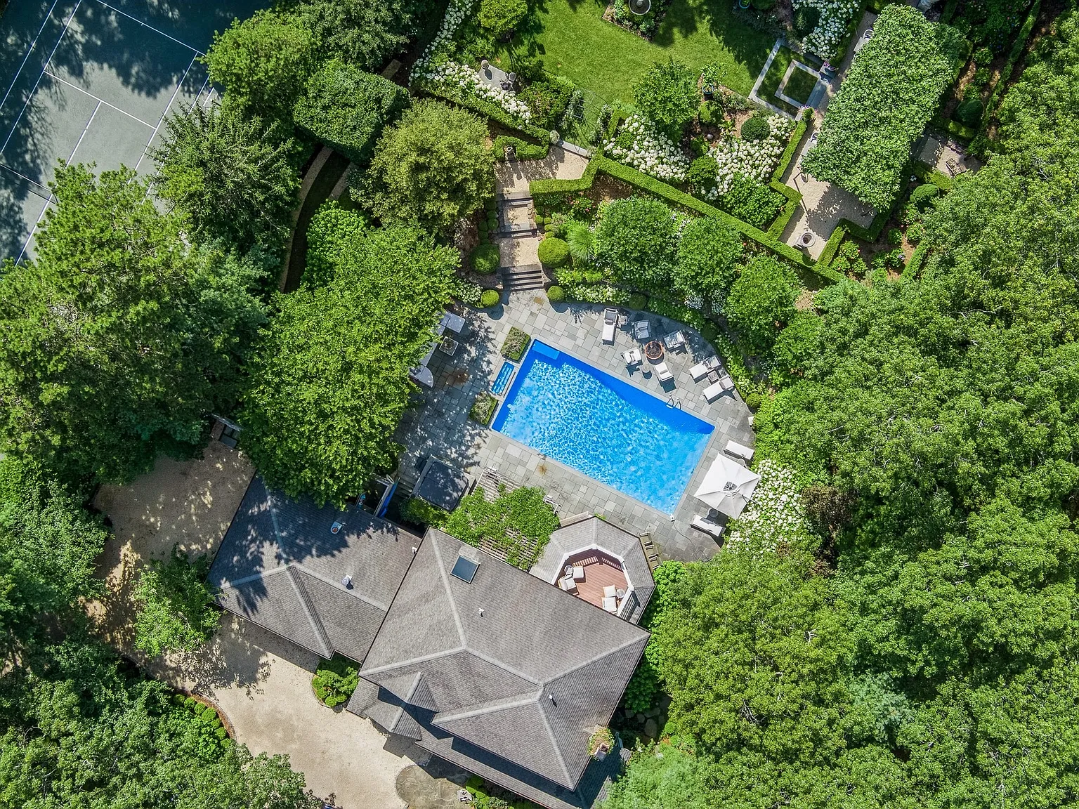 Your Dream Hamptons Retreat: 6 Bedrooms, Pool and Tennis Court — Photo 1