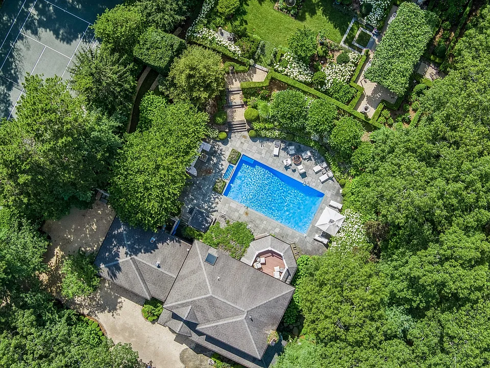 371 Sag Harbor Tpke