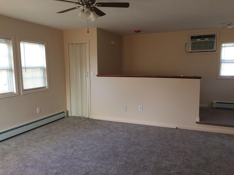 Living Room - Picture #2