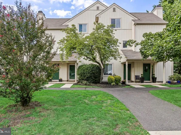 355 Woodlake Dr, Marlton, NJ 08053